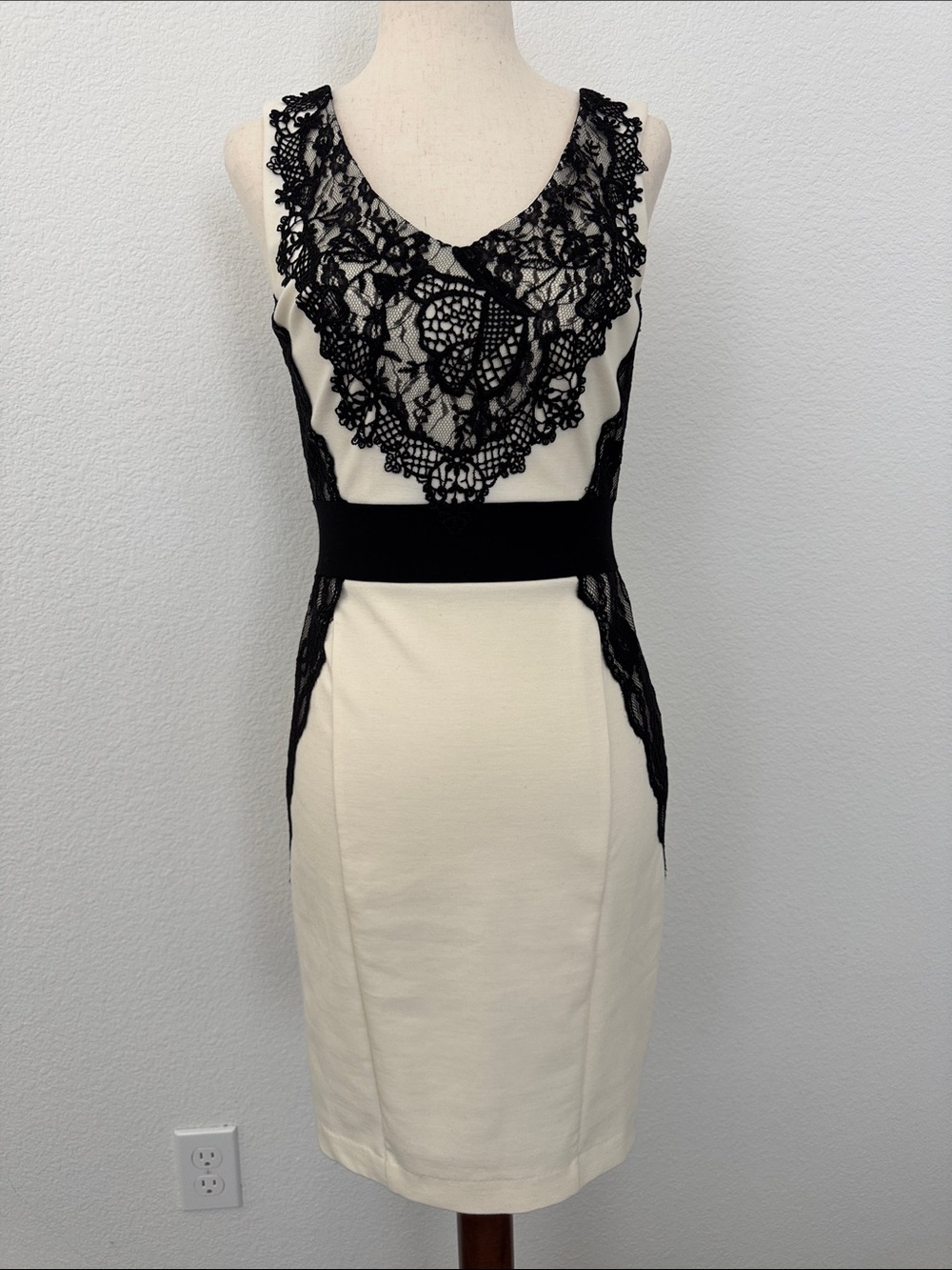 J.Lo Jennifer Lopez Sheath Ivory Cream Black Floral Lace Pencil Dress 0P Petite